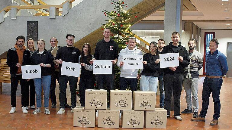 Über zahlreiche Spendenpakete freuen sich auch in diesem Jahr Schülerinnen und Schüler sowie die Organisatoren der SMV an der Jakob-Preh-Schule in Bad Neustadt. Mit im Bild Schulleiter Michael Wimmel (Vierter von links) sowie SMV-Kontaktlehrer Martin Eirich (rechts).