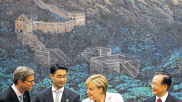 Deutsch-chinesische Regierungskonsultationen: Bundeskanzlerin Angela Merkel und Chinas Ministerpräsident Wen Jiabao (rechts) unterhalten sich in der Großen Halle des Volkes in Peking mit Bundesaußenminister Guido Westerwelle (links) und Bundeswirtschaftsminister Philipp Rösler.