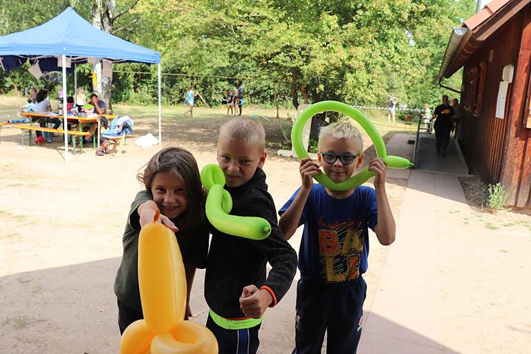 Lukas, Nicolas und Lukas toben sich auf der Wiese aus.