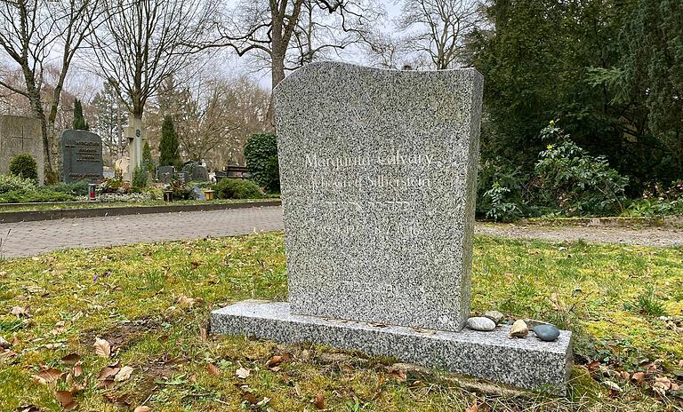 Das Grab der jüdischen Künstlerin Margarita Calvary (geborene Gretl Silberstein) auf dem Schweinfurter Zentralfriedhof. Die hebräischen Schriftzüge lassen sich nur noch schwer erkennen. Das Grab der jüdischen Künstlerin Margarita Calvary (geborene Gretl Silberstein) auf dem Schweinfurter Zentralfriedhof. Die hebräischen Schriftzüge lassen sich nur noch schwer erkennen.