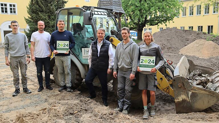 Freude über den Staatsehrenpreis auf der Baustelle in Würzburg (von links): Landschaftsgärtner Jayden König, Geschäftsführer Sebastian Meyer, Ausbilder Julius Bayer, Seniorchef Ulrich Meyer, Ausbilder Manuel Coelho und Auszubildende Vera Nickel.