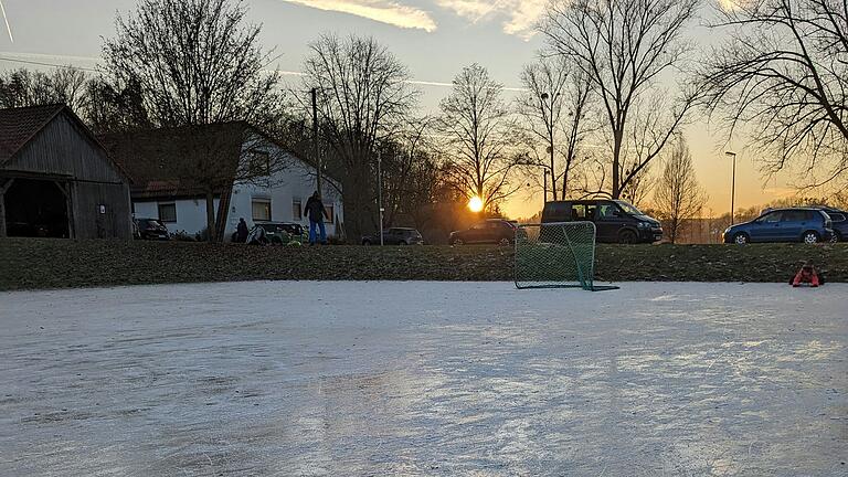 Wenn es kalt genug ist, verwandelt sich die Eiswiese in Ermershausen in ein Paradies zum Schlittschuhlaufen. Wenn es kalt genug ist, verwandelt sich die Eiswiese in Ermershausen in ein Paradies zum Schlittschuhlaufen.