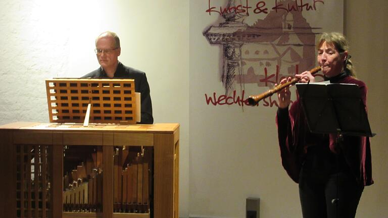 Ein Konzert mit Truhenorgel und Barock-Oboe – ein solches Instrumentarium hat auch im Kloster Wechterswinkel Seltenheitswert. Karla Schröter und Willi Kronenberg faszinierten mit ihrer 'Musik der Empfindsamkeit' das Publikum. Ein Konzert mit Truhenorgel und Barock-Oboe – ein solches Instrumentarium hat auch im Kloster Wechterswinkel Seltenheitswert. Karla Schröter und Willi Kronenberg faszinierten mit ihrer 'Musik der Empfindsamkeit' das Publikum.