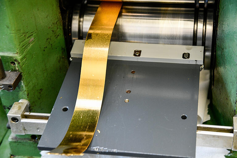 Schon dünner, aber noch lange nicht hauchdünn . . .&nbsp;Gut 15 Mal wird der Goldbarren durch die schweren Walzen gepresst - wie Nudelteig in der Nudelmaschine.