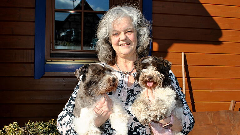 Begehrt: Züchterin Andrea Dobruta aus Sulzdorf a. d. L. hat für ihre 'American Schnauzer' eine lange Käufer-Warteliste.