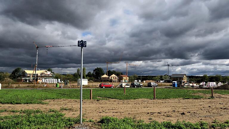 Dunkle Wolken über Sommerach. Etwa 30 private Grundstücke sind hier noch immer unbebaut. Dunkle Wolken über Sommerach. Etwa 30 private Grundstücke sind hier noch immer unbebaut.