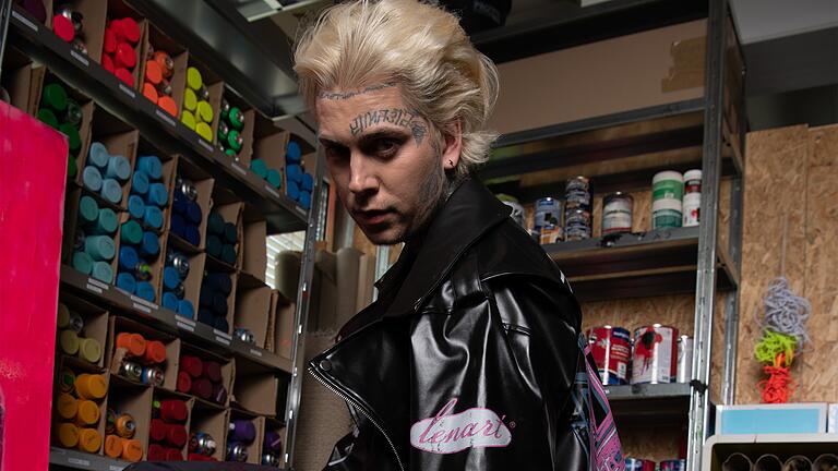 Das Herzstück der Kollektion: die vegane Bikerjacke – hier getragen vom Künstler Alexander Höller selbst. Das Herzstück der Kollektion: die vegane Bikerjacke – hier getragen vom Künstler Alexander Höller selbst.