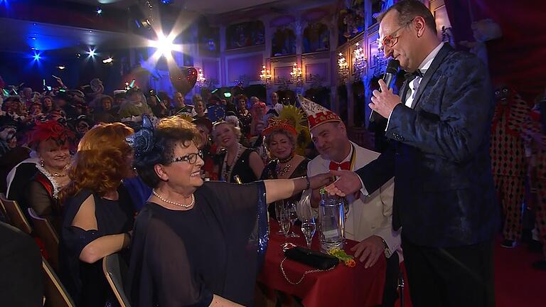 Immer dabei und immer weit vorne im Publikum: Barbara Stamm auf ihrem Stamm-Platz bei 'Fastnacht in Franken' in Veitshöchheim (Lkr. Würzburg) im Jahr 2019 - gewürdigt von Volker Heißmann.