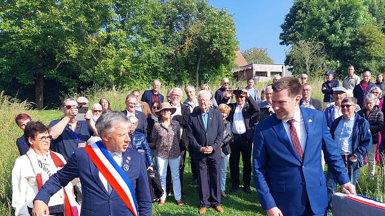 Bürgermeister Thierry Lefort (Douvres) und 2. Bürgermeister Benedikt Keßler (Oerlenbach) eröffnen die Brücke der Deutsch-Französischen-Freundschaft im Park der Baronnie in Douvres-la-Delivrande. Bürgermeister Thierry Lefort (Douvres) und 2. Bürgermeister Benedikt Keßler (Oerlenbach) eröffnen die Brücke der Deutsch-Französischen-Freundschaft im Park der Baronnie in Douvres-la-Delivrande.