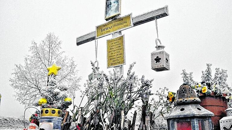 Ausdruck der Trauer: An der Stelle in Unterschleichach, wo das tödliche Projektil Janina traf, steht ein Gedenkkreuz und Kerzen.