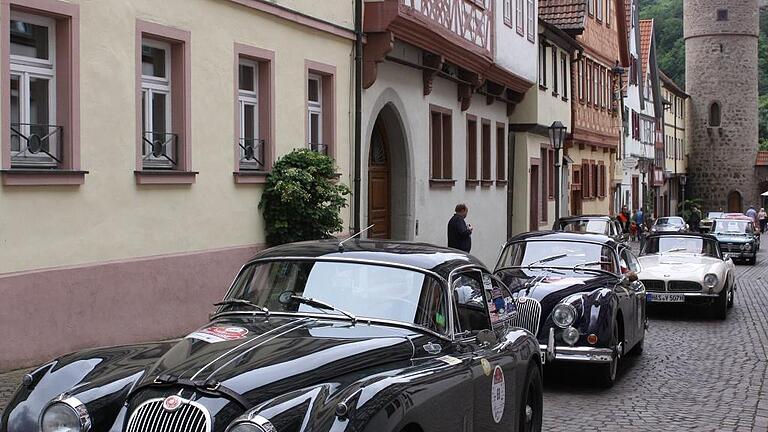 In der Karlstadter Maingasse schien die Zeit zurückgedreht, als sich die Oldtimer bei der Sachs-Franken-Classic aufreihten.