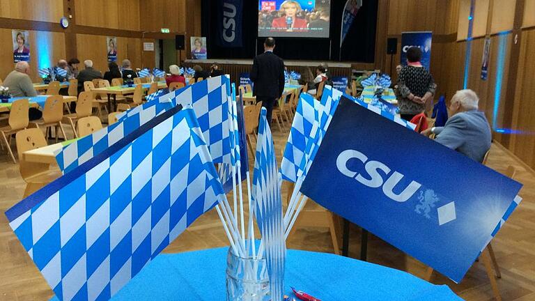 Die etablierten Parteien kamen am Sonntag nicht in Feierlaune. Bei der Wahlparty der CSU im Schwebheimer Sportheim blieben stets viele Stühle frei.