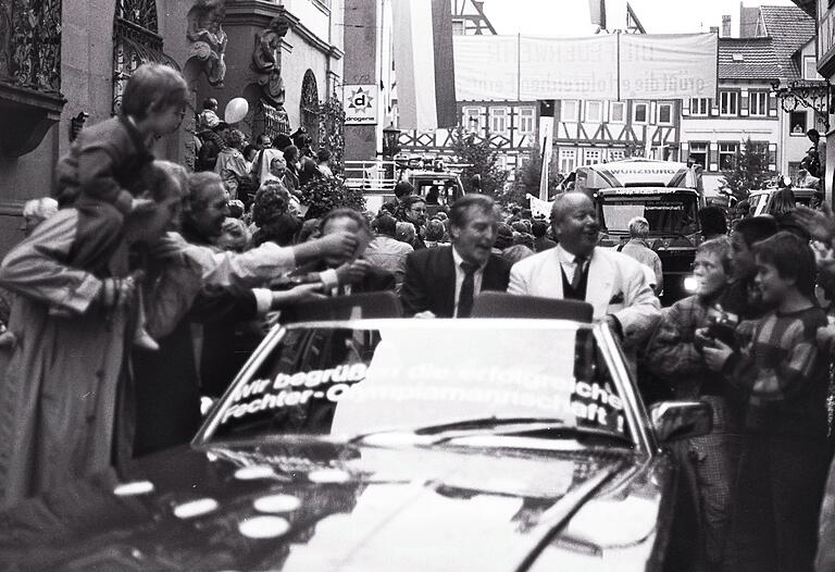 Empfang 1988 in Tauberbischofsheim: Emil Beck (rechts) und Baden-Württembergs damaliger Kultus- und Sportminister Gerhard Mayer-Vorfelder fuhren in Cabrios durch die Straßen.