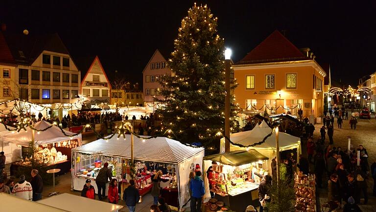Qualität statt Quantität wird beim nostalgischen Weihnachtsmarkt in Mellrichstadt groß geschrieben. Qualität statt Quantität wird beim nostalgischen Weihnachtsmarkt in Mellrichstadt groß geschrieben. 