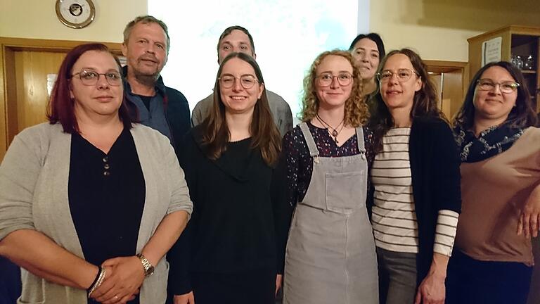 Auf dem Foto Isabel Wagner (Schriftführerin), Gundram Ulsamer (Kreisfachberater), Julia Sterzinger (Kassiererin), Andreas Hiebl (Beisitzer), Vera Diezel (1. Vorsitzende), Helga Bergmann (Beisitzerin), Melanie Strohschön (2. Vorsitzende), Nadine Greubel (Beisitzerin).