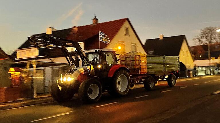 Mit Traktoren durch die Stadt: Am Montag demonstrieren Landwirte gegen den Wegfall von Steuervergünstigungen, so wie hier in der Hofheimer Straße in Haßfurt.