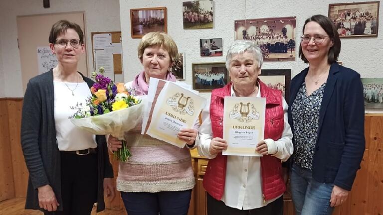 Eileen Csapo (Vorsitzende Chorarbeit), Anneliese Gehrig (50 Jahre), Ingrid Weiglein (40 Jahre), Elke Schmitt (Vorsitzende Schriftführung/Öffentlichkeitsarbeit).