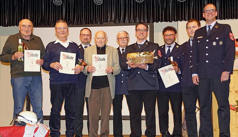 Für die Treue zum Verein ehrte die Vereinsführung der Freiwilligen Feuerwehr Hausen langjährige Mitglieder. Unter ihnen waren Bruno Hetterich, Helmut Altenhöfer, Viktor Issing und Edwin Biedermann (1., 2. 5. und 7. von links) für 50 Jahre sowie Kilian Hetterich (4. von links) für 70 Jahre Mitgliedschaft. Für die Treue zum Verein ehrte die Vereinsführung der Freiwilligen Feuerwehr Hausen langjährige Mitglieder. Unter ihnen waren Bruno Hetterich, Helmut Altenhöfer, Viktor Issing und Edwin Biedermann (1., 2. 5. und 7. von links) für 50 Jahre sowie Kilian Hetterich (4. von links) für 70 Jahre Mitgliedschaft.