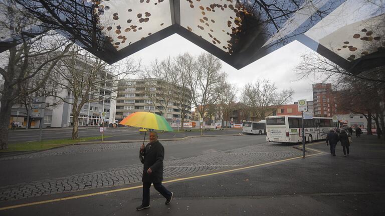 Falls der Investorenwettbewerb für den Berliner Platz Erfolg hätte, müsste der dort bestehende Busbahnhof verlagert werden. Falls der Investorenwettbewerb für den Berliner Platz Erfolg hätte, müsste der dort bestehende Busbahnhof verlagert werden.