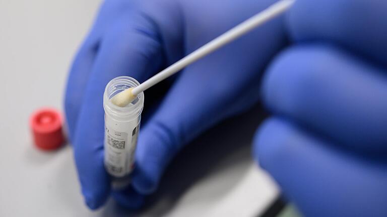 Erstmals wurde bei einem Menschen aus Rhön-Grabfeld eine Infektion mit COVID 19, dem sogenannten Coronavirus, nachgewiesen. Erstmals wurde bei einem Menschen aus Rhön-Grabfeld eine Infektion mit COVID 19, dem sogenannten Coronavirus, nachgewiesen.