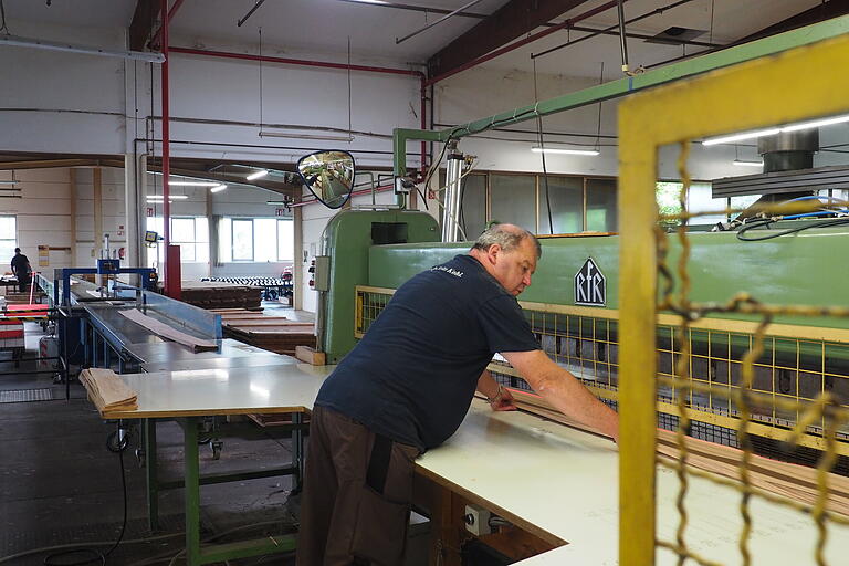 Winfried Döll an der Scherenmaschine.