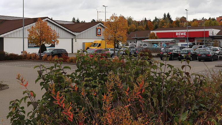 Wenn die Lebensmittelmärkte von Aldi und Rewe in der Dagmar-Voßkühler-Straße in Kitzingen den Standort räumen sollten, würde die Stadt gern das Grundstück erwerben und dort Kindergarten und Grundschule bauen.