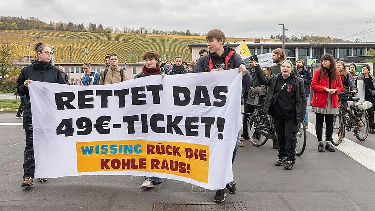 Am Samstag demonstrierten rund 30 Menschen gegen die Verteuerung des 49-Euro-Tickets in Würzburg.