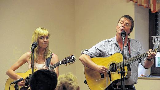 Eine große Fangemeinde erwartete Pernille und Stephen Quigg, die zum zweiten Mal in der Stockheimer TSV-Halle auftraten. Eine große Fangemeinde erwartete Pernille und Stephen Quigg, die zum zweiten Mal in der Stockheimer TSV-Halle auftraten.