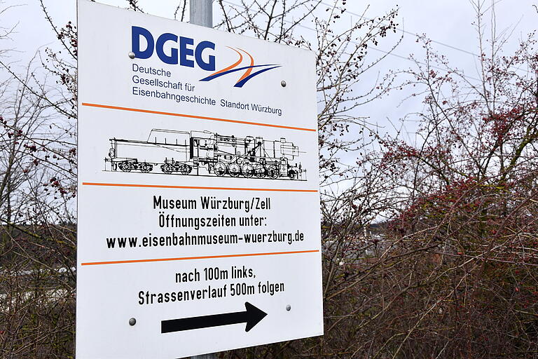 Das Eisenbahnmuseum befindet sich an den Eisenbahngleisen Richtung Zell.