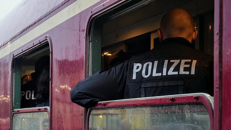 Polizei im Zug (Symbolbild).