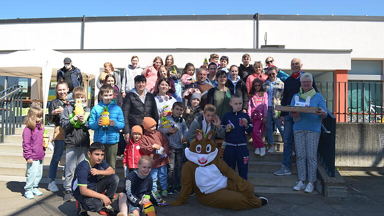 Kinder und Erwachsene sowie Verantwortliche des Helferkreises stellen sich zum Erinnerungsfoto zusammen mit dem Osterhasen (Sabine Effertz), der am Samstag einen Besuch abstattete. Kinder und Erwachsene sowie Verantwortliche des Helferkreises stellen sich zum Erinnerungsfoto zusammen mit dem Osterhasen (Sabine Effertz), der am Samstag einen Besuch abstattete.