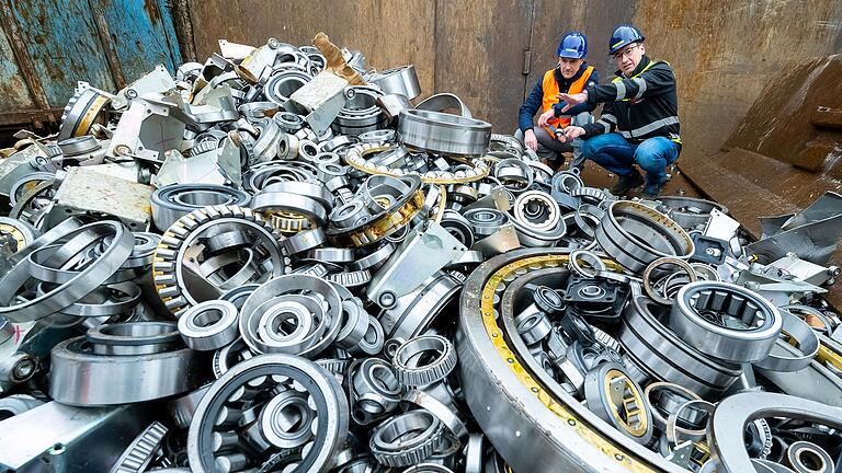 Martin Rügemer (links) geht für Schaeffler gegen Plagiate vor. Mit Frank Ziegler, Geschäftsführer der Riwald Recycling Franken, begutachtet er die Fälschungen, die in Schweinfurt vernichtet werden sollen.