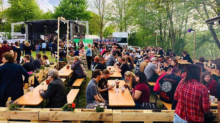 Beim Musikfestival 'Rambazamba in der Pampa' in Untermerzbach, hier im Jahr 2019, können Besucherinnen und Besucher Musik lauschen - oder einfach den Biergarten genießen. Beim Musikfestival 'Rambazamba in der Pampa' in Untermerzbach, hier im Jahr 2019, können Besucherinnen und Besucher Musik lauschen - oder einfach den Biergarten genießen.