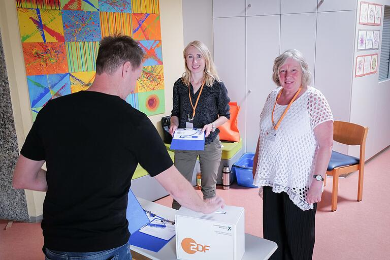 Unterwegs für die Forschungsgruppe Wahlen: Doris (rechts) und Sandra Leuckert aus Würzburg führten im Auftrag des ZDF in der Christian-Morgenstern-Grundschule in Tauberbischofsheim eine Wahlbefragung durch. Die Ergebnisse flossen in die Hochrechnung am Wahlsonntag ein. Unterwegs für die Forschungsgruppe Wahlen: Doris (rechts) und Sandra Leuckert aus Würzburg führten im Auftrag des ZDF in der Christian-Morgenstern-Grundschule in Tauberbischofsheim eine Wahlbefragung durch. Die Ergebnisse flossen in die Hochrechnung am Wahlsonntag ein.