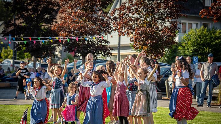 Die Rhönhüpfer Wildflecken, eine traditionsreiche Volkstanzgruppe für Kinder, bereicherten den Abend mit ihren Tänzen. - Die Rhönhüpfer Wildflecken, eine traditionsreiche Volkstanzgruppe für Kinder, bereicherten den Abend mit ihren Tänzen. Die Rhönhüpfer Wildflecken, eine traditionsreiche Volkstanzgruppe für Kinder, bereicherten den Abend mit ihren Tänzen. - Die Rhönhüpfer Wildflecken, eine traditionsreiche Volkstanzgruppe für Kinder, bereicherten den Abend mit ihren Tänzen.