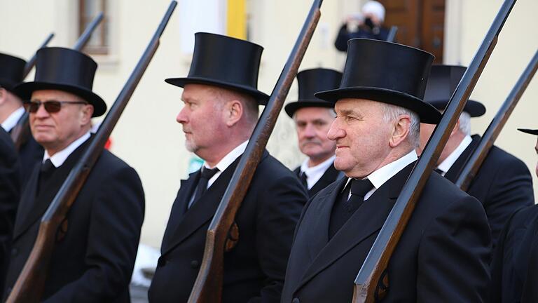 Jeweils im Januar wird in Oberschwarzach mit einer traditionellen Feier an das Sebastiani-Pestgelübde erinnert. Dazu gehört auch der Aufzug einer Bürgerwehr. Jeweils im Januar wird in Oberschwarzach mit einer traditionellen Feier an das Sebastiani-Pestgelübde erinnert. Dazu gehört auch der Aufzug einer Bürgerwehr.