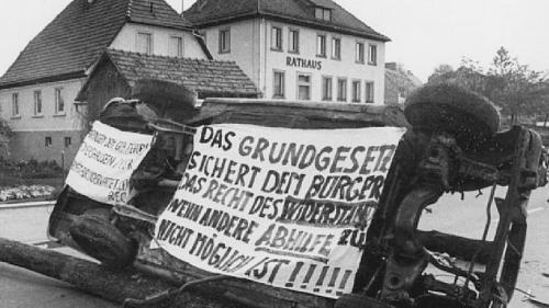 Mit einem Auto, welches die Feuerwehr für Übungen genutzt hat, wurde die Ortsdurchfahrt von Ermershausen blockiert. Mit einem Auto, welches die Feuerwehr für Übungen genutzt hat, wurde die Ortsdurchfahrt von Ermershausen blockiert.