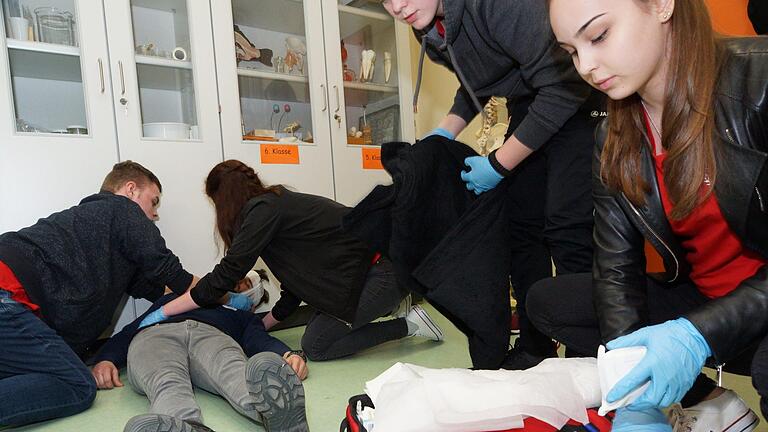 Das Team der Wallburg-Realschule Eltmann versorgt einen Patienten mit Kopfverletzung. Foto: Arkadius Guzy - Das Team der Wallburg-Realschule Eltmann versorgt einen Patienten mit Kopfverletzung. Foto: Arkadius Guzy Das Team der Wallburg-Realschule Eltmann versorgt einen Patienten mit Kopfverletzung. Foto: Arkadius Guzy - Das Team der Wallburg-Realschule Eltmann versorgt einen Patienten mit Kopfverletzung. Foto: Arkadius Guzy