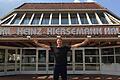 Sein neues Revier: Carsten Lichtlein vor der Trainingshalle des Handball-Bundesligisten HC Erlangen.