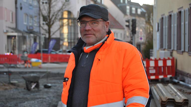 Walter Heussner ist als Bauleiter für die Sanierungsmaßnahmen der B8 durch Marktheidenfeld zuständig. Walter Heussner ist als Bauleiter für die Sanierungsmaßnahmen der B8 durch Marktheidenfeld zuständig.
