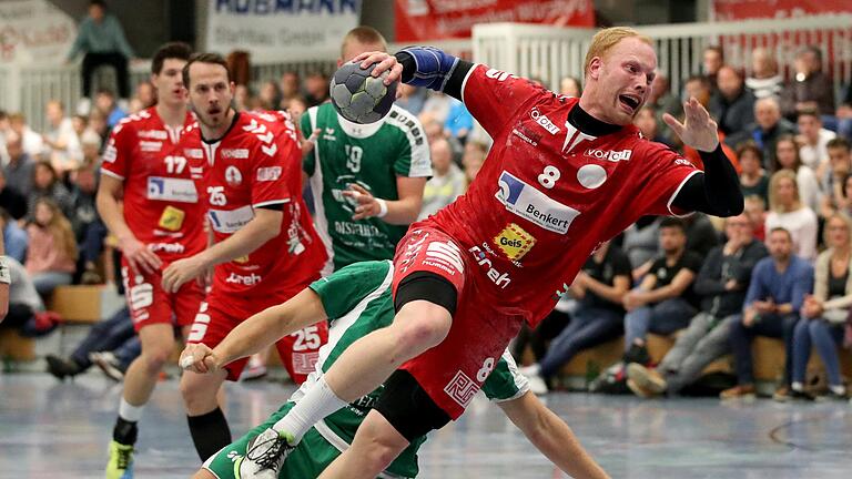 Julian Bötsch (am Ball) am 4. Mai 2019 beim Gastspiel seines HSC Bad Neustadt in Waldbüttelbrunn. Mit 25:28 unterlag der HSC damals, es war die einzige Saison-Niederlage des Meisters. Julian Bötsch (am Ball) am 4. Mai 2019 beim Gastspiel seines HSC Bad Neustadt in Waldbüttelbrunn. Mit 25:28 unterlag der HSC damals, es war die einzige Saison-Niederlage des Meisters.
