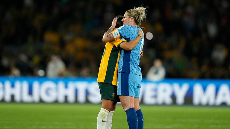 Fußball-WM Frauen - Australien - England.jpeg       -  Nach dem Sieg der Engländerinnen im WM-Halbfinale tröstet Millie Bright (rechts) Australiens Superstar Sam Kerr.