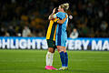 Fußball-WM Frauen - Australien - England.jpeg       -  Nach dem Sieg der Engländerinnen im WM-Halbfinale tröstet Millie Bright (rechts) Australiens Superstar Sam Kerr.