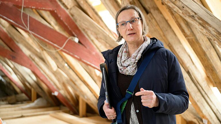 Bettina Herbst erklärt Details zur Sanierung der Burg Rothenfels.