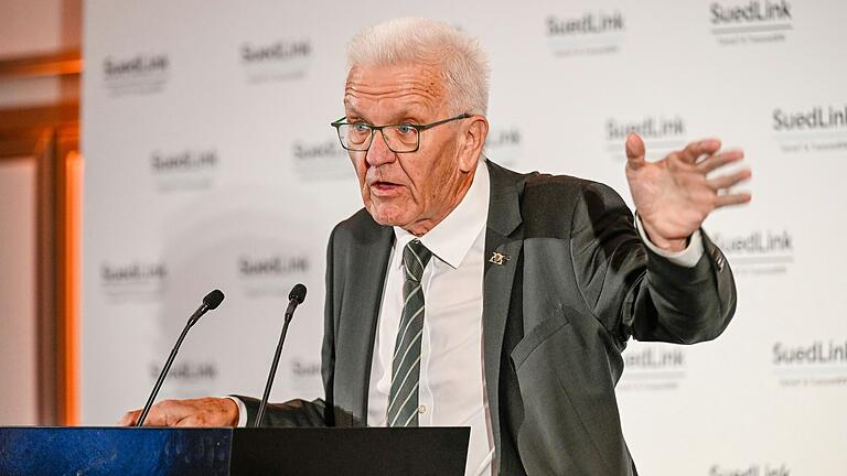 Zum Baubeginn von SuedLink äußerte sich Baden-Württembergs Ministerpräsident Winfried Kretschmann auch kritisch zu den Verzögerungen und Kostensteigerungen des Projekts.