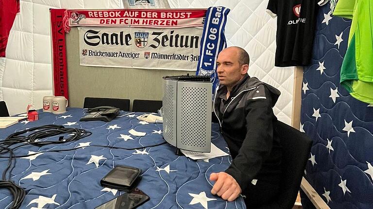 Frank Dölling, hier zu Gast beim Rhöner Fußball-Podcast Du Holz, ist nicht mehr Trainer bei der SG Waldberg/Stangenroth.       -  Frank Dölling, hier zu Gast beim Rhöner Fußball-Podcast Du Holz, ist nicht mehr Trainer bei der SG Waldberg/Stangenroth.