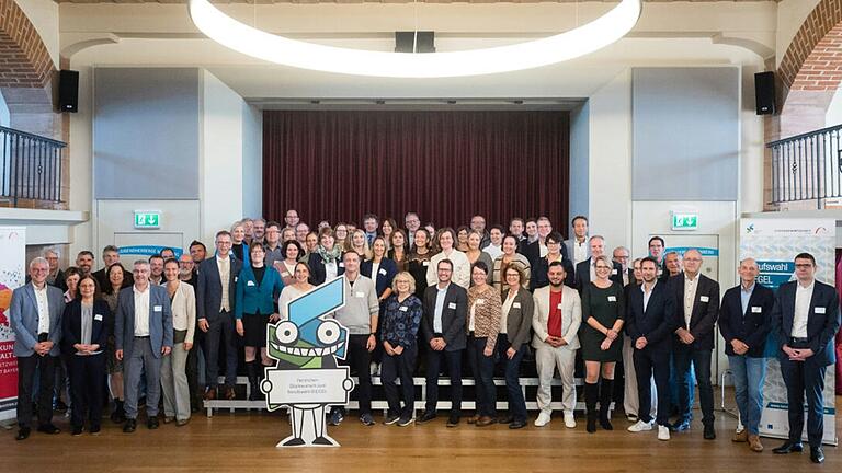 Gruppenfoto bei der Ehrungsfeier für das Berufswahl-Siegel für Mittel- und Unterfranken in Nürnberg.