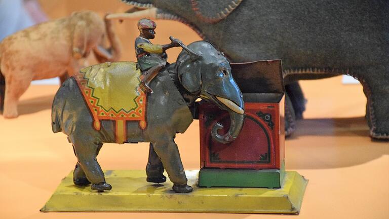 Das Knauf-Museum Iphofen stellt in der Sonderausstellung "Elefant – Graue Riesen in Natur und Kultur" eines der größten lebenden Säugetiere der Welt in den Mittelpunkt und zeigt Objekte von der Urzeit bis in die Moderne. Das Knauf-Museum Iphofen stellt in der Sonderausstellung "Elefant – Graue Riesen in Natur und Kultur" eines der größten lebenden Säugetiere der Welt in den Mittelpunkt und zeigt Objekte von der Urzeit bis in die Moderne.