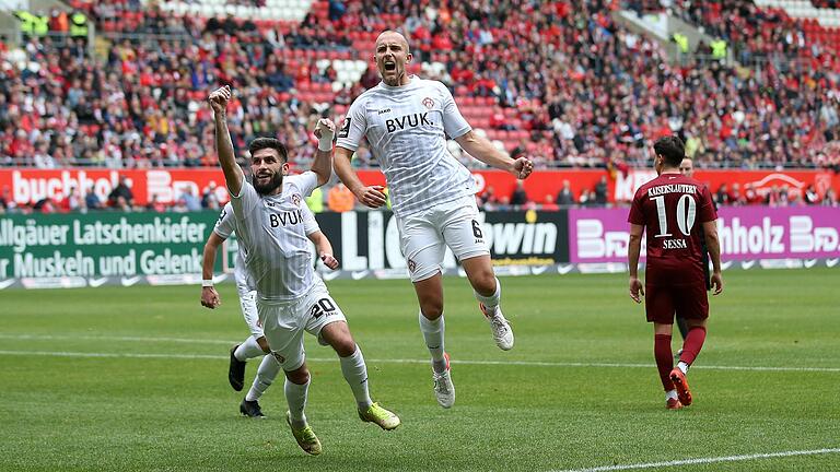 Sorgte wie schon gegen Türkgücü München für das 1:0: Tobias Kraulich (Mitte) bejubelt zusammen mit Fanol Perdedaj (links) sein Führungstor für die Würzburger Kickers. Sorgte wie schon gegen Türkgücü München für das 1:0: Tobias Kraulich (Mitte) bejubelt zusammen mit Fanol Perdedaj (links) sein Führungstor für die Würzburger Kickers.
