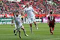 Sorgte wie schon gegen Türkgücü München für das 1:0: Tobias Kraulich (Mitte) bejubelt zusammen mit Fanol Perdedaj (links) sein Führungstor für die Würzburger Kickers.